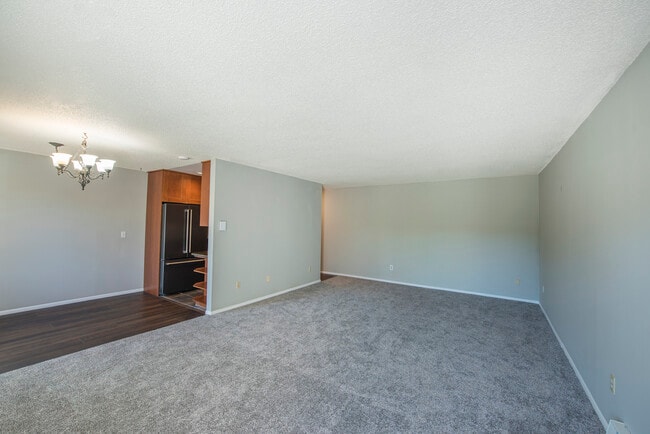 Building Photo - 2562 Thorndyke Ave W