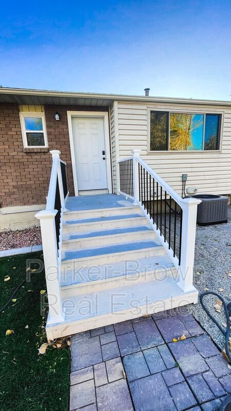 Building Photo - 8950 Midvalley Dr