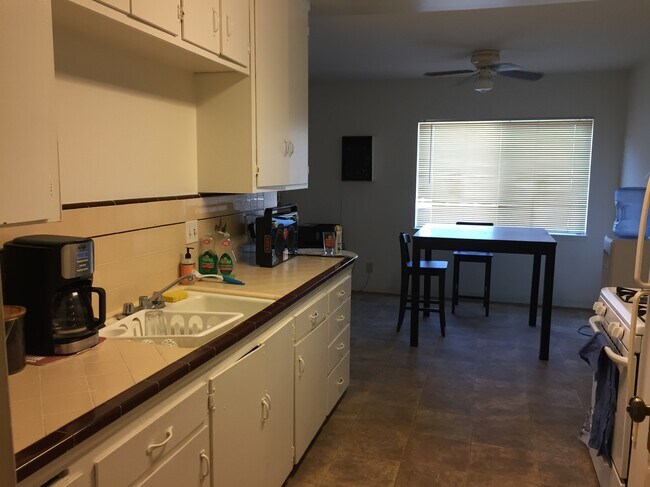 Foto del edificio - 3404 E 11th St