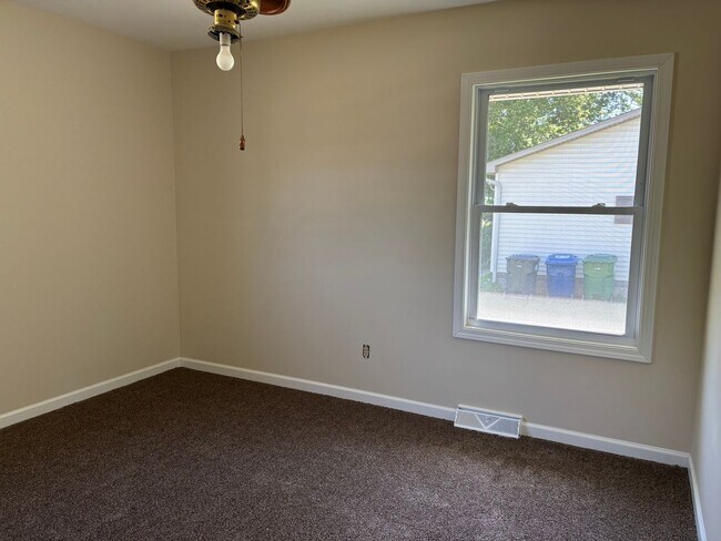 Foto del edificio - 3 Bedroom, 2 Bath Single Family Home in Cl...