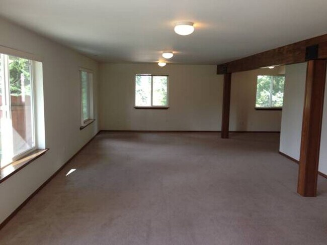 Building Photo - Pre-Leasing Now! 7 Bed 3 Bath with Bonus Room!