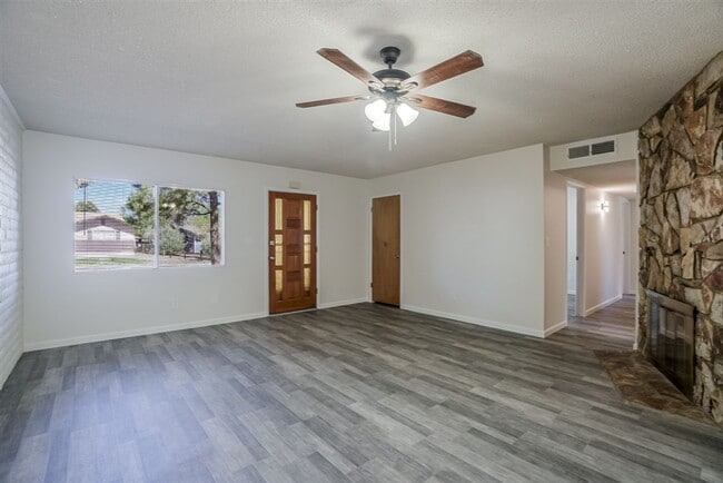Building Photo - 3 Bedroom, 2 Bath Home with Garage For Rent in Prescott!