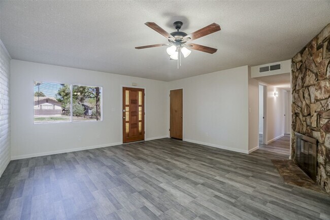 Foto del edificio - 3 Bedroom, 2 Bath Home with Garage For Rent in Prescott!