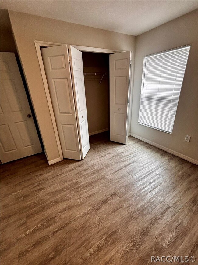 Foto del edificio - 9437 N Travis Dr