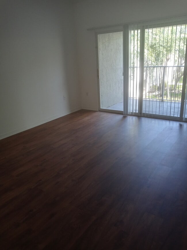 Building Photo - Spacious 2bed/2bath with nice vaulted ceil...