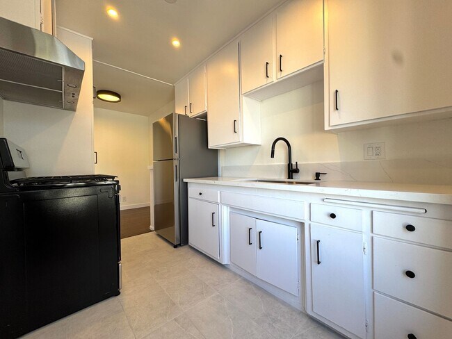 Building Photo - Fully Renovated 2-Bedroom in Prime West Ho...