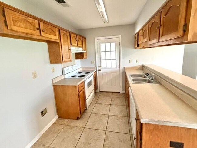 Foto del edificio - Now Leasing A 5 Bedroom 2 Bath Home In Memphis. Availalbe Now