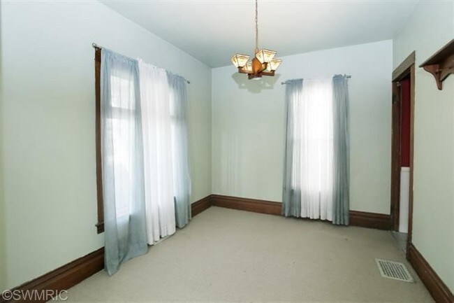 Building Photo - 4 br, 1.5 bath House - 132 Remine St