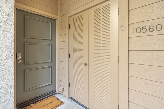 Building Photo - Modern 1 Bedroom Condo with Lakes in the c...
