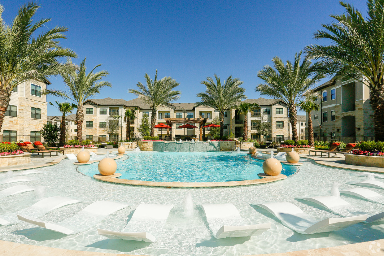 Piscina estilo centro turístico y terraza para broncearse - The Columns at Shadow Creek Ranch