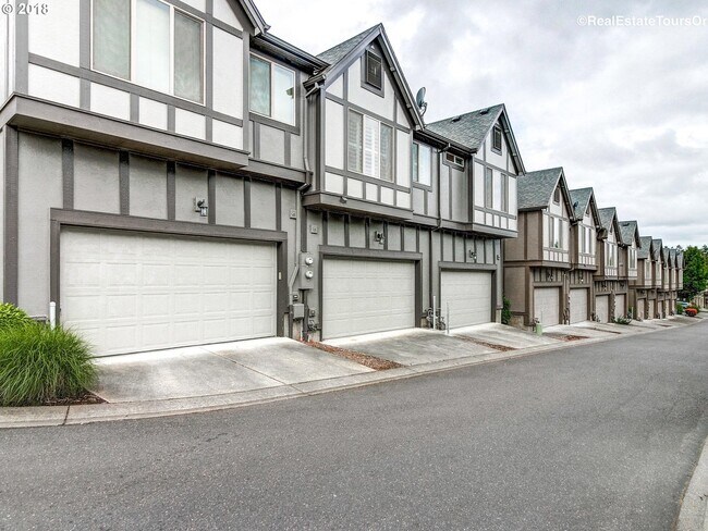Building Photo - Amazing Location in NW Portland! Gorgeous 2 BD Townhome in Arbor Parc!