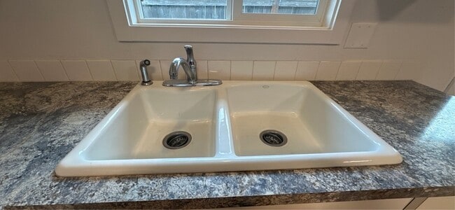 Foto del edificio - 750 N Main St