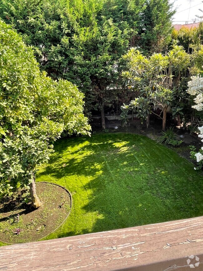 PicoRobertson Apartments for Rent with a Yard Los Angeles, CA 7