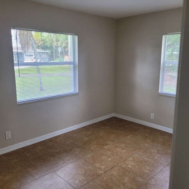 Foto del edificio - 1824 Beachwood Dr