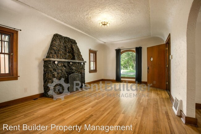Building Photo - 2 br, 1 bath House - 1404 Marquette Place NE
