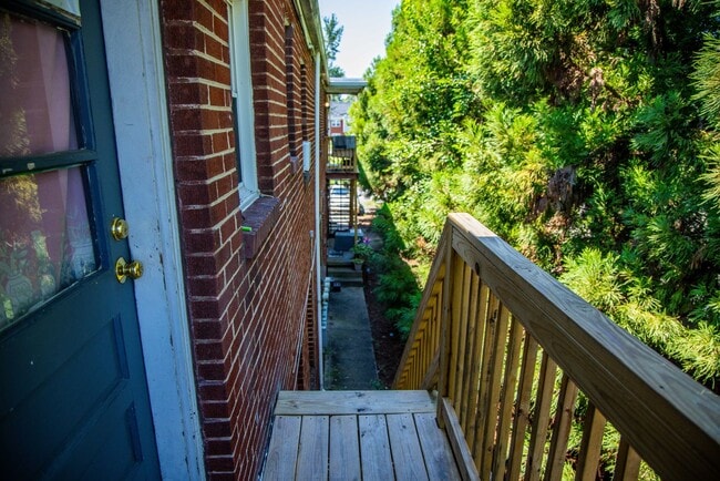 Building Photo - 1903 Grayland- 2 Bedroom in Randolph 1/2 off first month!