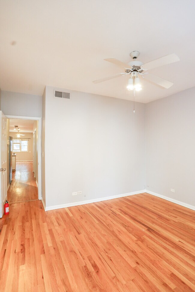 Foto del edificio - 1628 N Bell Ave