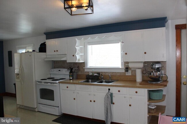 Building Photo - 495 Blue Run Rd