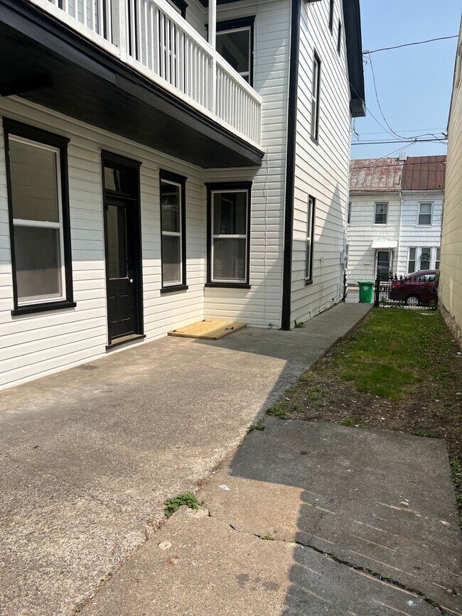 Building Photo - 38 E Penn Street