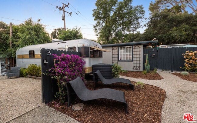 Foto del edificio - 272 N Topanga Canyon Blvd