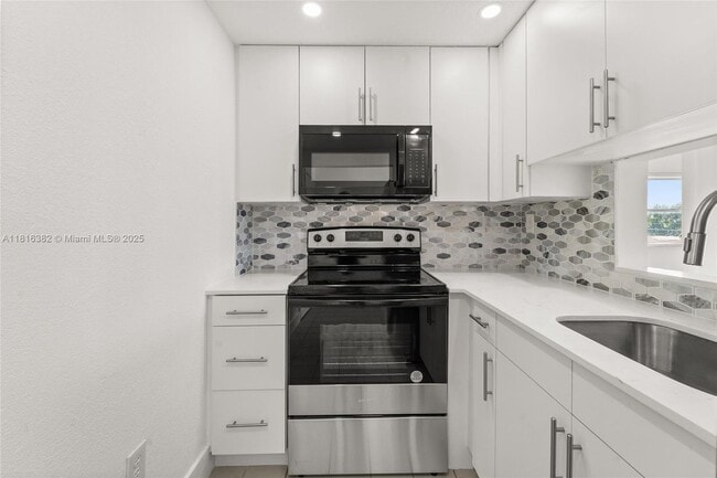 Building Photo - 6200 W Flagler St