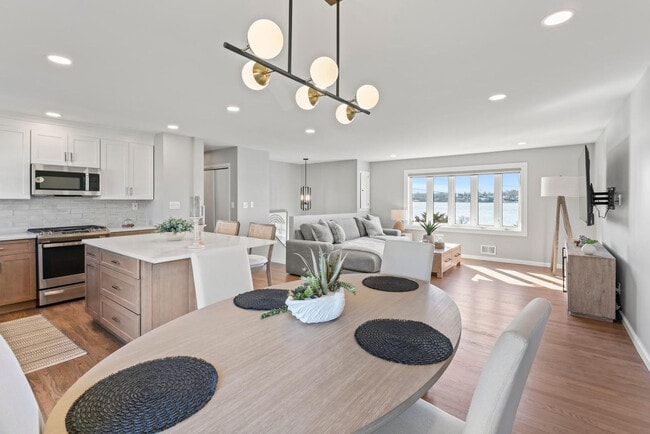 Foto del edificio - 445 S Riverside Dr