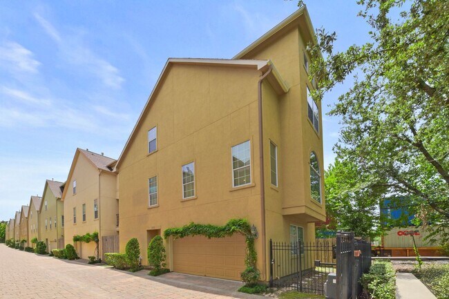 Foto del edificio - Gated Serenity Just Steps from Downtown