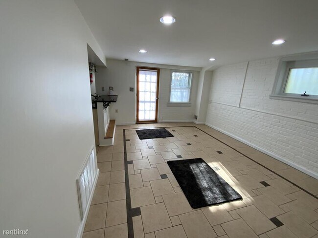 Foto del edificio - 1662 Hobart St NW