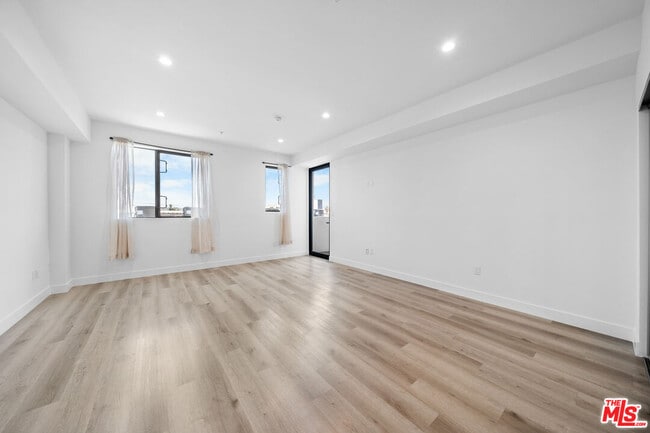 Foto del edificio - 5612 Lexington Ave