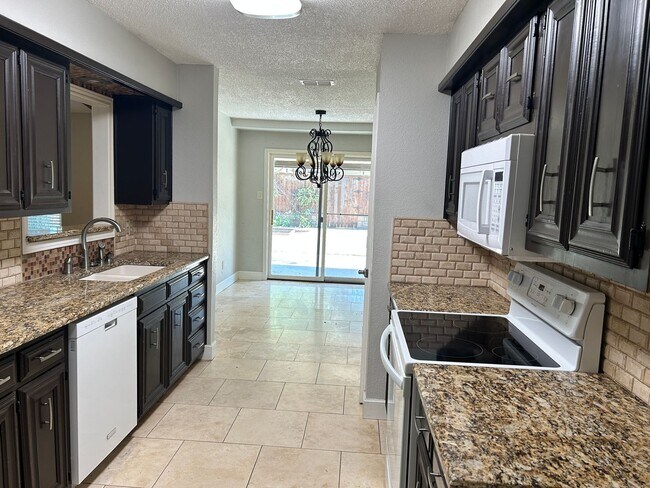 Foto del edificio - Self Showing - 3 Bedroom 2 bathroom