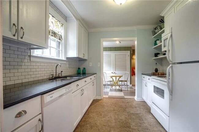 Building Photo - Charming Cottage For Rent