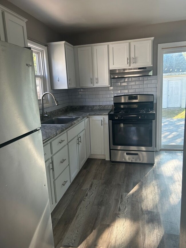 Building Photo - Cute 3 Bedroom, 1.5 Bath, with basement lo...