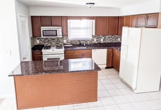 Building Photo - 10 Elm Ct