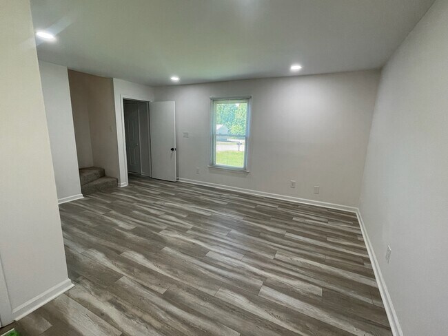 Building Photo - 519 Woods Dr