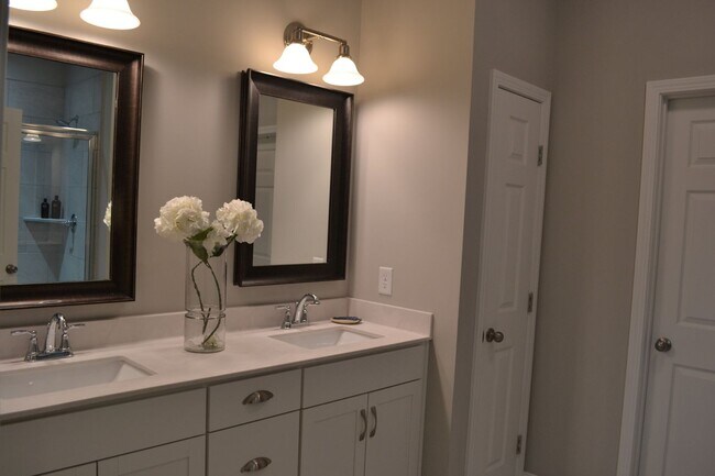 Foto del edificio - Beautiful Townhome Villa in Millstone Community