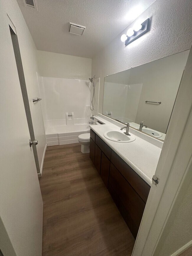 Foto del edificio - Desirable Duplex Unit with Lincoln Schools