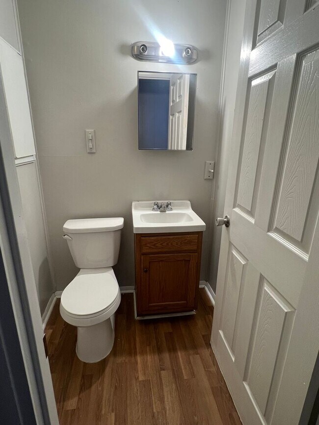 Foto del edificio - Large 4 bedroom 2 bath home with fenced in...