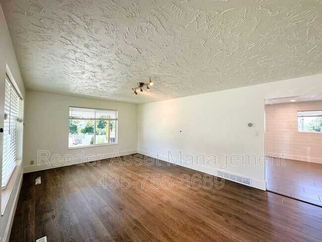 Building Photo - 165 N 400 E