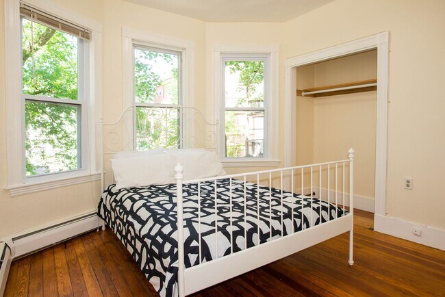 Foto del edificio - Don’t miss out on this 3 bed 2 bath…..for $4400