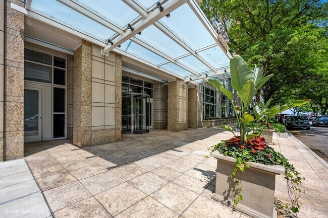 Foto del edificio - 250 E Pearson St