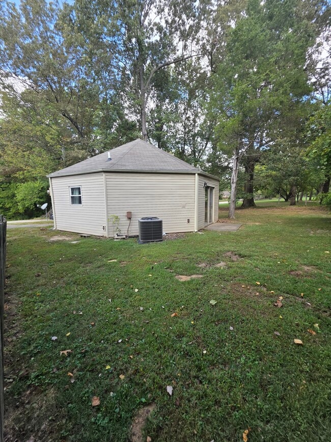 Exterior trasero - 216 Roundhouse Rd