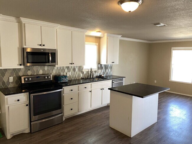 Building Photo - New, Well Kept 3/2 Home Close to Texas Tech!