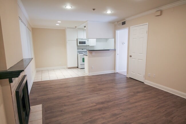 Building Photo - 15040 Moorpark St
