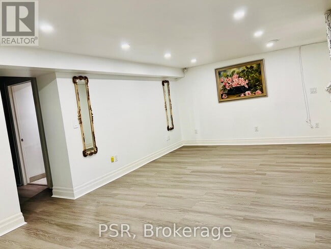 Building Photo - 2b Roycrest Ave