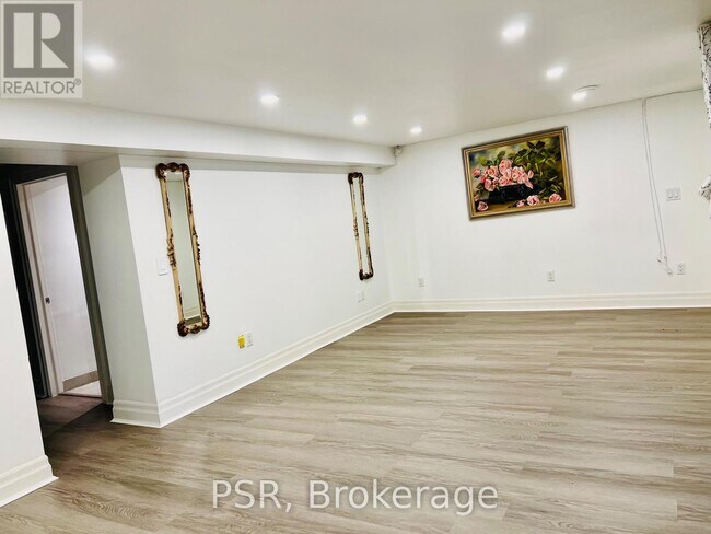 Photo du bâtiment - 2b Roycrest Ave