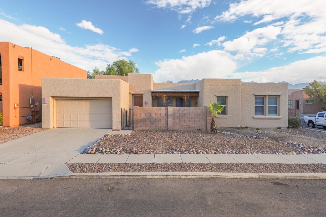 Primary Photo - 2927 N Cardell Cir