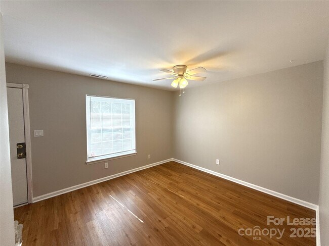 Foto del edificio - 409 Hawley Ave