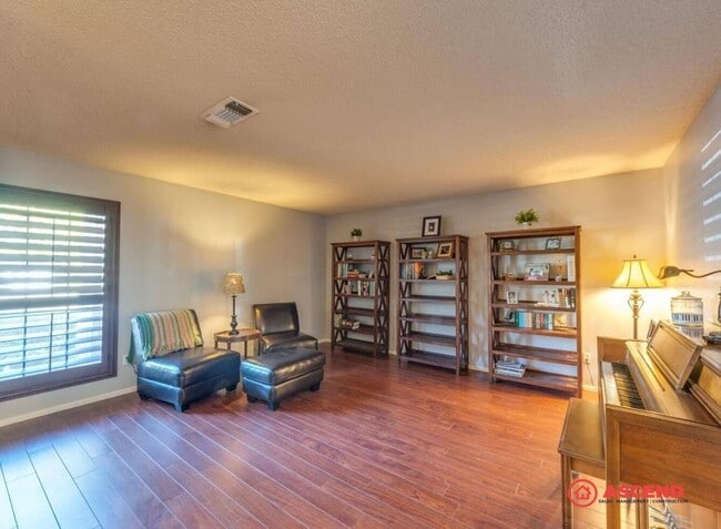 Building Photo - * MOVE IN SPECIAL!*