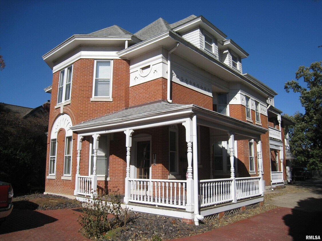 2305 Maine St, Quincy, IL 62301 Room for Rent in Quincy, IL