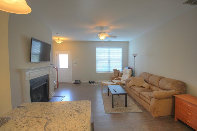 Foto del edificio - Lovely 3 Bedroom Townhome Minutes to Duke ...